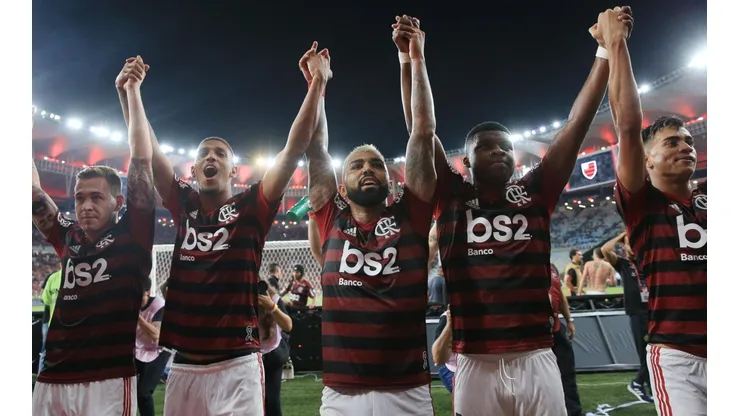 Jogadores do Flamengo saúdam a torcida (Foto: Getty Images)