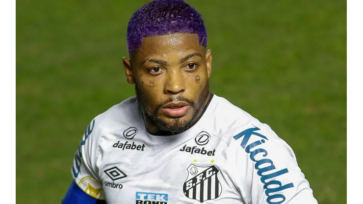Marinho com a camisa do Santos