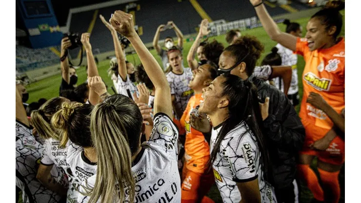 Na foto, o time Alvinegro comemorando a vitória sobre a Ferroviária. (Foto: Reprodução Twitter Brasileirão Neoenergia)