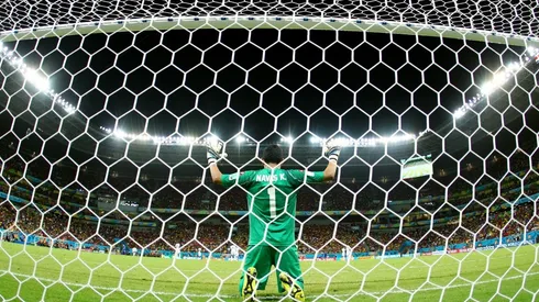 Antes de duelo entre Brasil x Peru, gramado da Arena de Pernambuco recebe tratamento