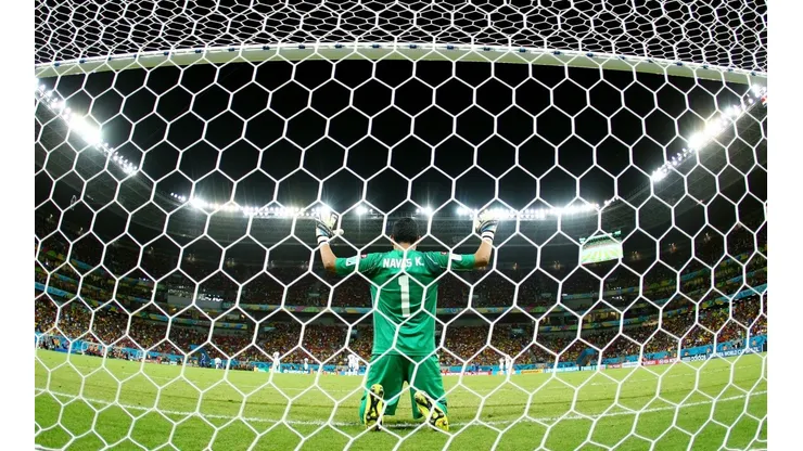 Antes de duelo entre Brasil x Peru, gramado da Arena de Pernambuco recebe tratamento