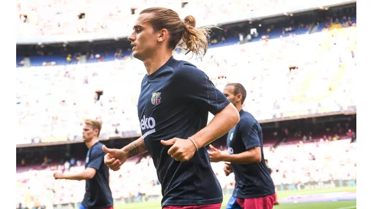 Antoine Griezmann se aquecendo para jogo do Barcelona no Camp Nou (Getty Images)