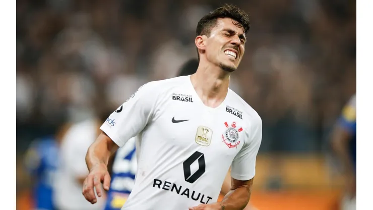 Danilo Avelar está afastado do elenco principal do Corinthians (Foto: Getty Images)