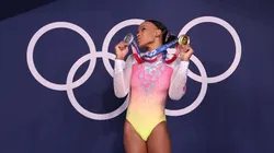 Rebeca, posando com suas medalhas conquistadas em Tóquio. (Foto: Getty Images)