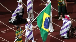 Daniel Dias, porta-bandeira do Brasil na cerimônia de encerramento das Paralimpíadas de Tóquio. (Foto: Getty Images)