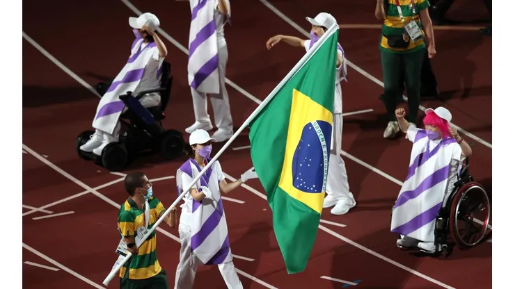 Daniel Dias, porta-bandeira do Brasil na cerimônia de encerramento das Paralimpíadas de Tóquio. (Foto: Getty Images)