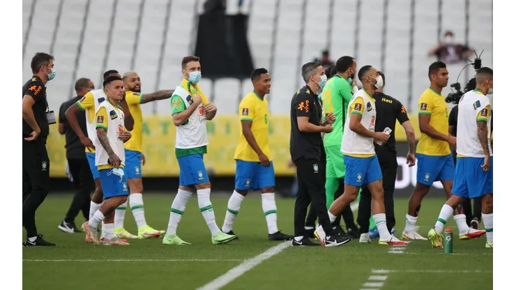 Registro da suspensão da partida. (Foto: Getty Images)