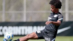 Willian treinando com bola no CT Joaquim Grava (Corinthians/Reprodução)