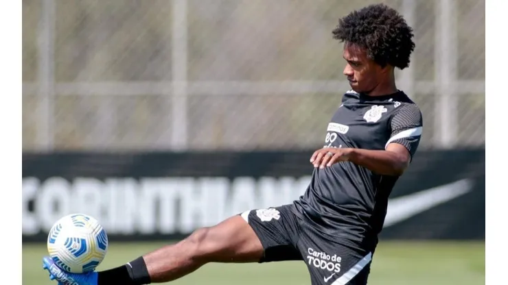 Willian treinando com bola no CT Joaquim Grava (Corinthians/Reprodução)