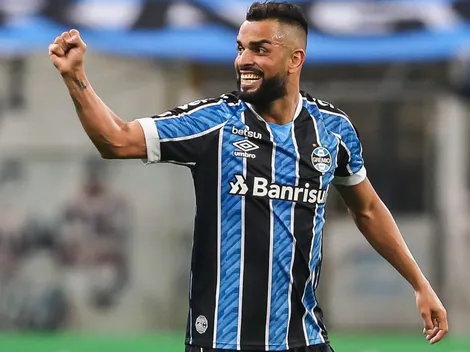 Maicon se emociona com recepção da torcida gremista após rescisão