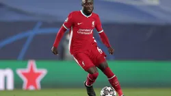 O meia Naby Keita, de Guiné, segue no país. O Liverpool está trabalhando na liberação do jogador para que ele retorne à Inglaterra.