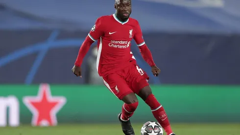 O meia Naby Keita, de Guiné, segue no país. O Liverpool está trabalhando na liberação do jogador para que ele retorne à Inglaterra.