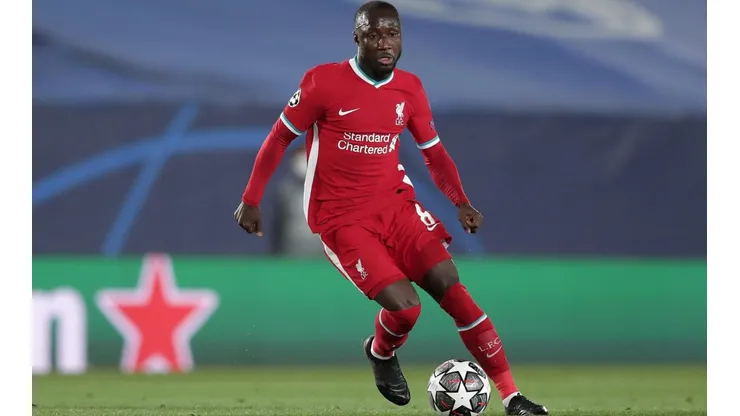 O meia Naby Keita, de Guiné, segue no país. O Liverpool está trabalhando na liberação do jogador para que ele retorne à Inglaterra.