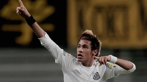 Neymar com a camisa do Santos