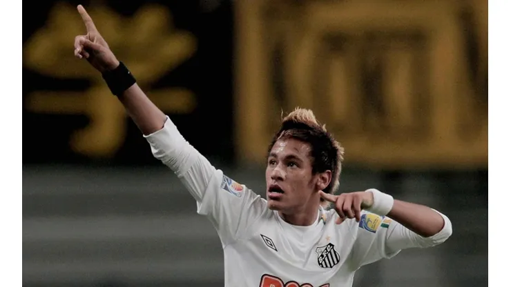 Neymar com a camisa do Santos