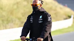 Lewis Hamiltou precisou abandonar segunda sessão de treinos livres por conta de problema em sua Mercedes (Foto: Getty Images)