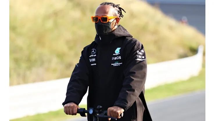 Lewis Hamiltou precisou abandonar segunda sessão de treinos livres por conta de problema em sua Mercedes (Foto: Getty Images)