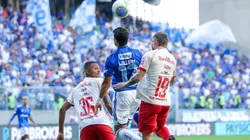 William disputa bola pelo Cruzeiro. Foto: Hugo Lopes/AGIF