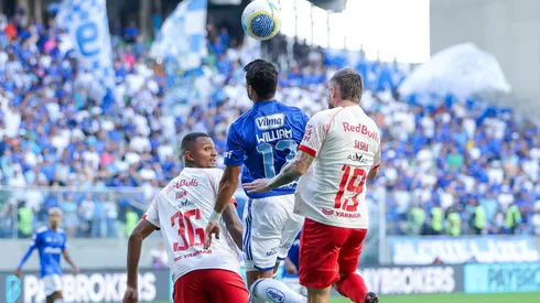 William disputa bola pelo Cruzeiro. Foto: Hugo Lopes/AGIF