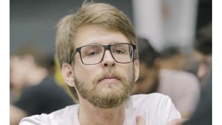 Felipe Hoffmann levou a bandeira verde amarela no lugar mais alto do pódio no PokerStars (Foto: 4Bet Poker Team)