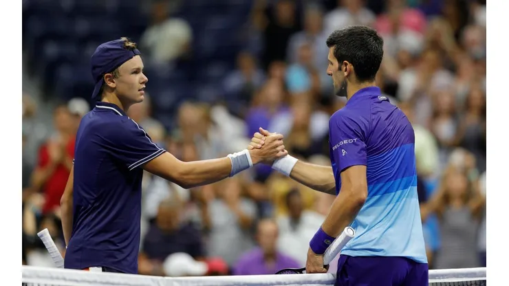 Djokovic estreia com vitória no US Open contra o jovem Holger Rune, de apenas 18 anos. (Foto: Getty Images)