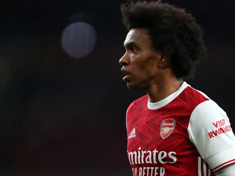 Willian chega ao Brasil para se apresentar ao Corinthians