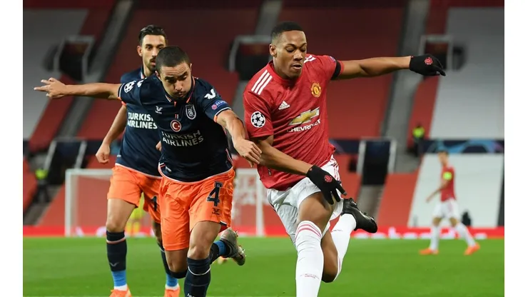 Rafael em ação pelo Basaksehir contra o United na Liga do Campeões (Foto: Getty Images)