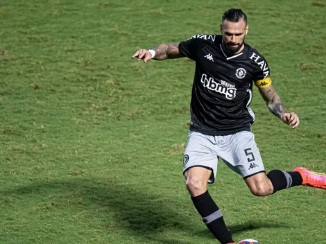 'Sem eles eu não seria nada', diz zagueiro do Vasco em coletiva