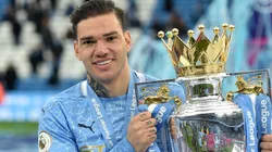 Éderson segura a taça da Premier League (Getty Images)