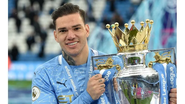 Éderson segura a taça da Premier League (Getty Images)