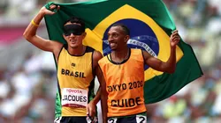 Na foto, Yeltsin Jacques e seu guia Carlos Antonio dos Santo. (Foto: Getty Images)