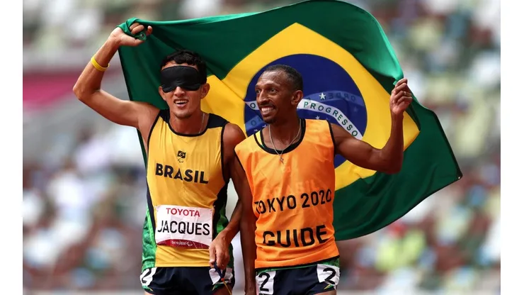 Na foto, Yeltsin Jacques e seu guia Carlos Antonio dos Santo. (Foto: Getty Images)