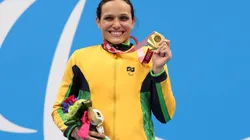 Carol Santiago com sua medalha de ouro. (Foto: Getty Images)