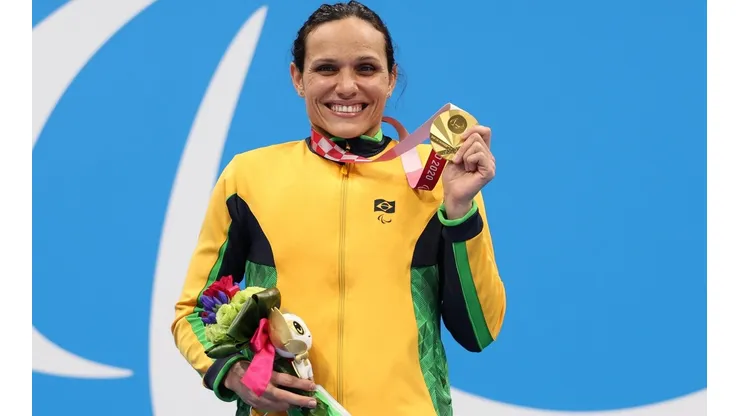 Carol Santiago com sua medalha de ouro. (Foto: Getty Images)