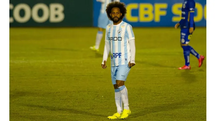 Celsinho durante partida do Londrina na Série B do Campeonato Brasileiro (Marcos Zanutto/AGIF)