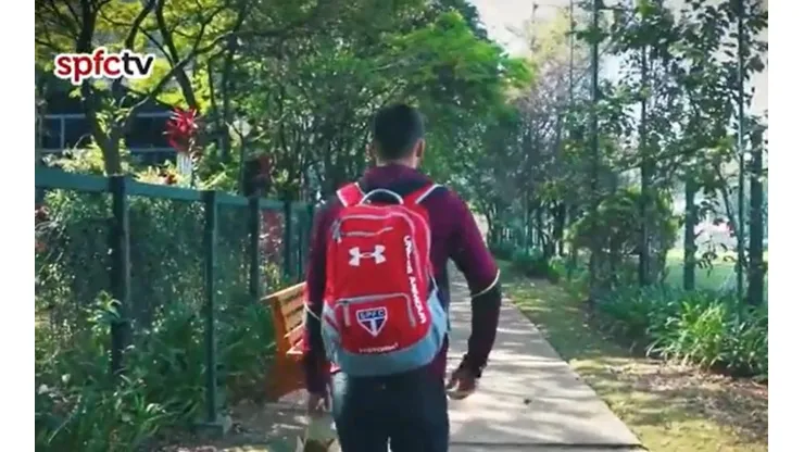 Torcida do São Paulo vai à loucura na internet após anúncio da volta do atacante Calleri. (Foto: