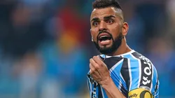 Expulsão contra o Corinthians foi o último ato da passagem de Maicon pelo Grêmio (Foto: Getty Images)