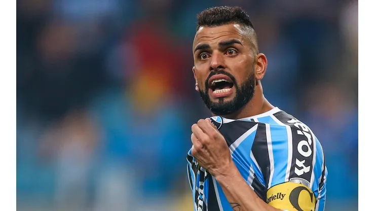 Expulsão contra o Corinthians foi o último ato da passagem de Maicon pelo Grêmio (Foto: Getty Images)