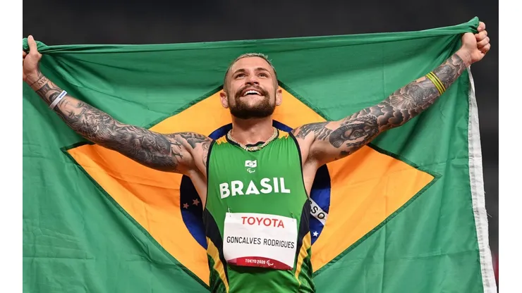 Vinícius Rodrigues, que foi prata nos 100m da classe T63 nesta segundo (30). (Foto: Getty Images)