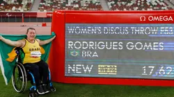 Beth Gomes, que foi ouro nesta segunda (30), com novo recorde mundial estabelecido para a prova de lançamento de disco: 17,62m. (Foto: Getty Images)