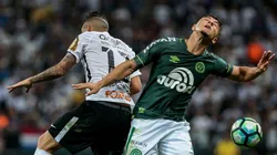 João Pedro (à dir.) nos tempos de Chape em jogo contra o Corinthians em 2017 (Foto: Ale Cabral/AGIF)