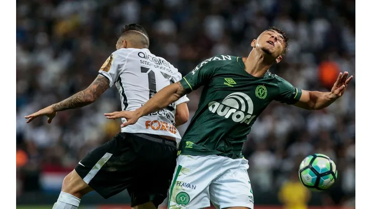 João Pedro (à dir.) nos tempos de Chape em jogo contra o Corinthians em 2017 (Foto: Ale Cabral/AGIF)