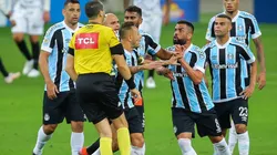 Maicon é expulso por reclamações veementes com o árbitro (Foto: Pedro H. Tesch/AGIF)