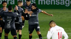 Diego Costa comemora com os companheiros o gol marcado contra o RB Bragantino (Foto: Getty Images)