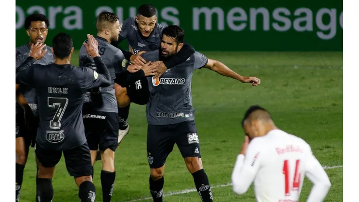 Diego Costa comemora com os companheiros o gol marcado contra o RB Bragantino (Foto: Getty Images)