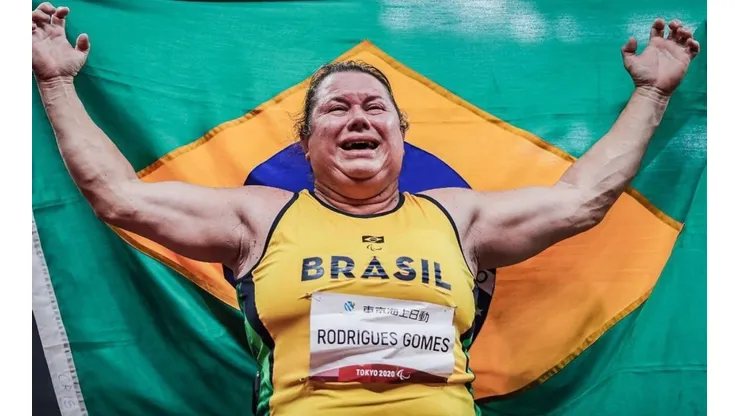 Beth Rodrigues comemorando o ouro conquistado no lançamento de disco. (Foto: Reprodução Instagram Comitê Paralímpico Brasileiro)
