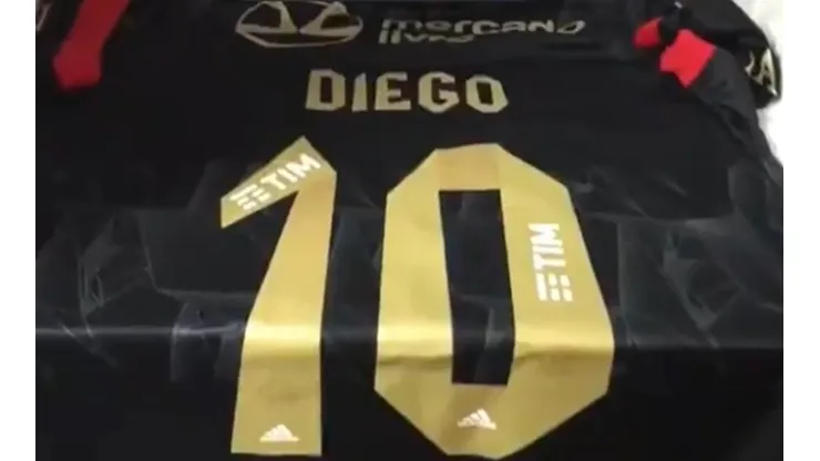 Flamengo irá estrear o seu novo terceiro uniforme neste sábado, em confronto contra o Santos, pelo Brasileirão. (Foto: Fla TV)