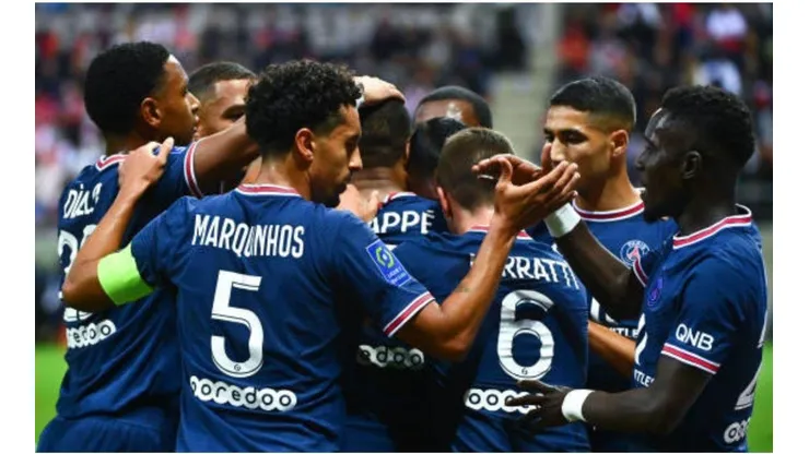 Jogadores comemoram gol do PSG junto de Mbappé (Getty Images)