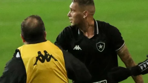 Navarro: baixa para Enderson contra o Remo (Foto: Robson Mafra/AGIF)