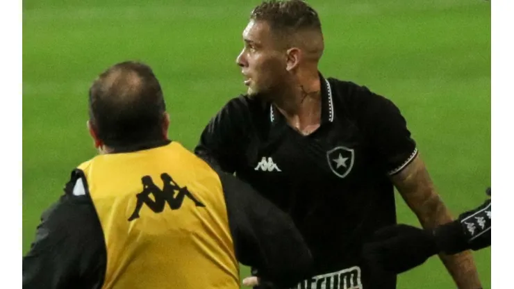 Navarro: baixa para Enderson contra o Remo (Foto: Robson Mafra/AGIF)